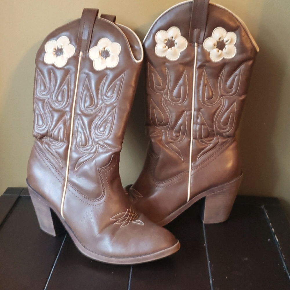 Vintage Candies cowboy boots 👢